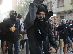 Manifestantes se enfrentan a las Fuerzas Especiales de Carabineros este viernes en los alrededores de la Plaza Italia, en Santiago. EFE/A. Valdéz