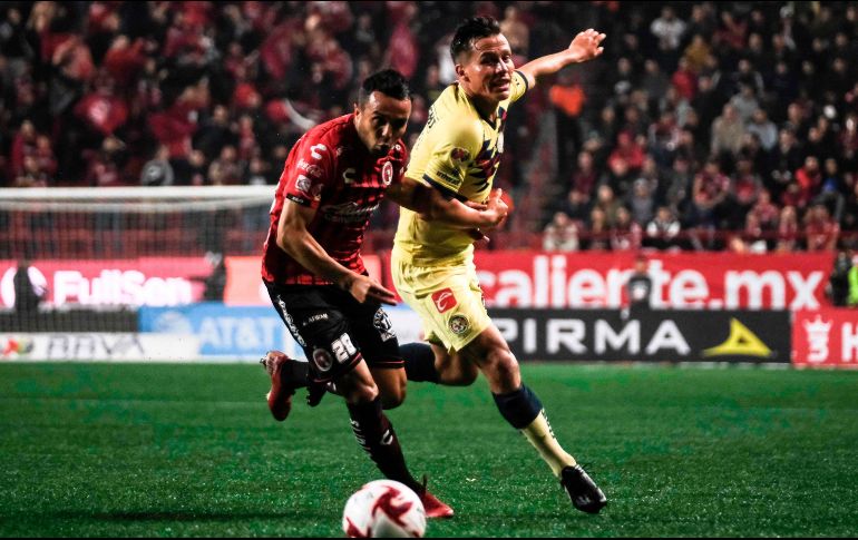Omar Mendoza (izquierda) protagonizó la jugada polémica del partido con una mano involuntaria que fue marcada como penal, aunque después el VAR rectificó. AFP/G. Arias