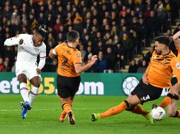 Al minuto seis, el belga Michy Batshuayi (D) abrió el marcador para los azules que hoy jugaron de blanco. AFP / P. Ellis