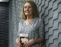 Creadora. La escritora es originaria de Normandía (Francia) y sostiene en sus manos el libro “La mujer helada” (“La femme gelée”, título original). EL INFORMADOR / F. Atilano