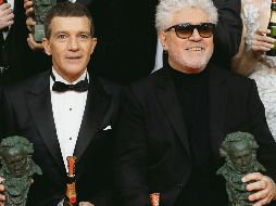 Destacado. Antonio Banderas (a la izquierda) y Pedro Almodóvar presumen sus premios al lado de los demás galardonados anoche en los Goya. EFE