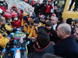 Momento crítico. Rescatistas trasladan a una mujer herida por los escombros en Elazig. EFE