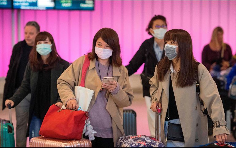 El aeropuerto de Los Ángeles y de otras ciudades de EU están desde la pasada semana en alerta por las autoridades sanitarias, que revisan a los pasajeros que llegan. AFP/ARCHIVO