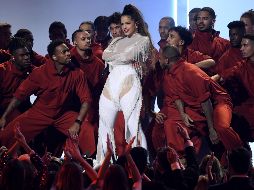 Rosalía lució un conjunto blanco en la entrega de los Grammy 2020. AFP / K. Djansezian