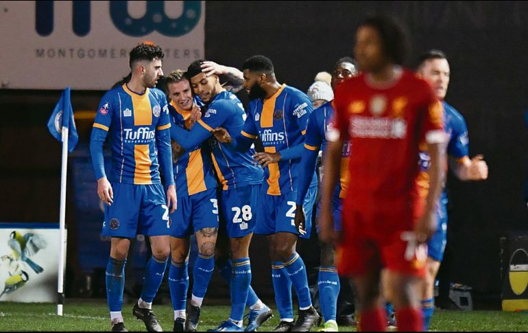 Doblete mágico. Jason Cummings (#35) puso contra la pared a los Reds de Jurgen Klopp. AFP