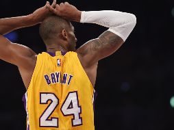 En el Staples Center, casa de los Lakers en el centro de Los Ángeles, cientos de admiradores sorprendidos se reunieron para rendir homenaje a la estrella. EL INFORMADOR / E. Victoria