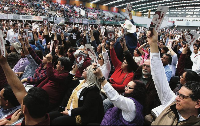 Votación. Los integrantes de Morena eligieron a mano alzada a su nuevo dirigente provisional. NTX