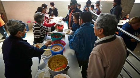 Panza llena. Con fondos de la fundación se crearon dos comedores en los Hospitales Civiles para dar alimentos gratuitos a familiares de pacientes ahí internados. EL INFORMADOR • F. ATILANO