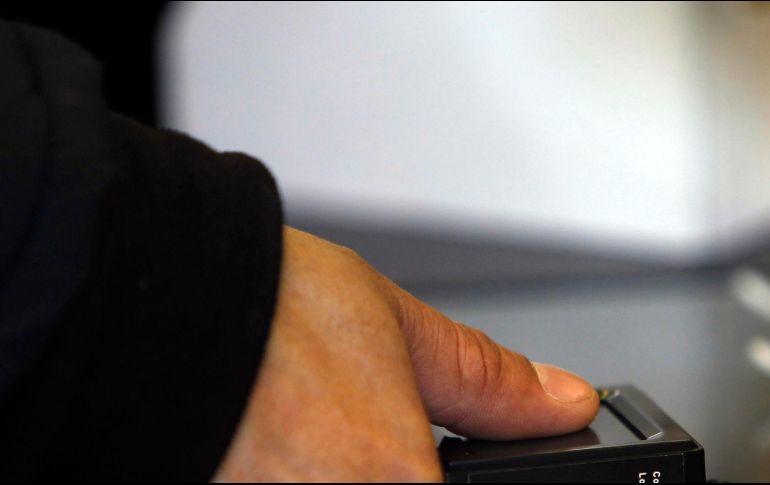Las instituciones financieras capturarán al menos seis huellas dactilares de sus clientes para la apertura de cuentas y contratación de otros servicios. EFE/ARCHIVO