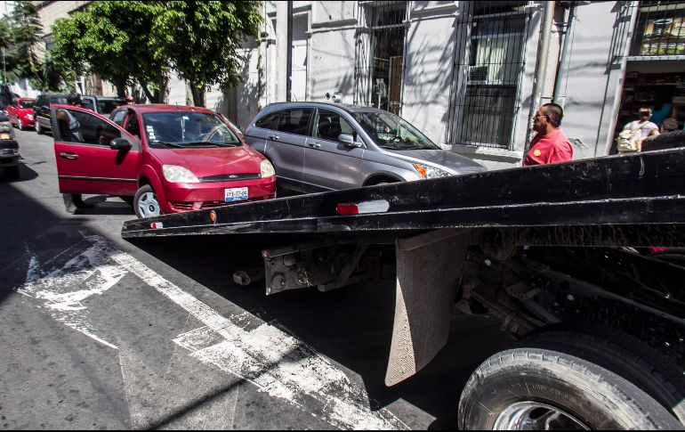 Resaltan que personal a cargo de las grúas piden dinero a los clientes de restaurantes y bares a cambio de dejar sus autos. EL INFORMADOR / ARCHIVO