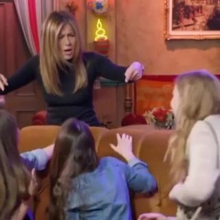 Jennifer Aniston sorprende a visitantes de "Central Perk"