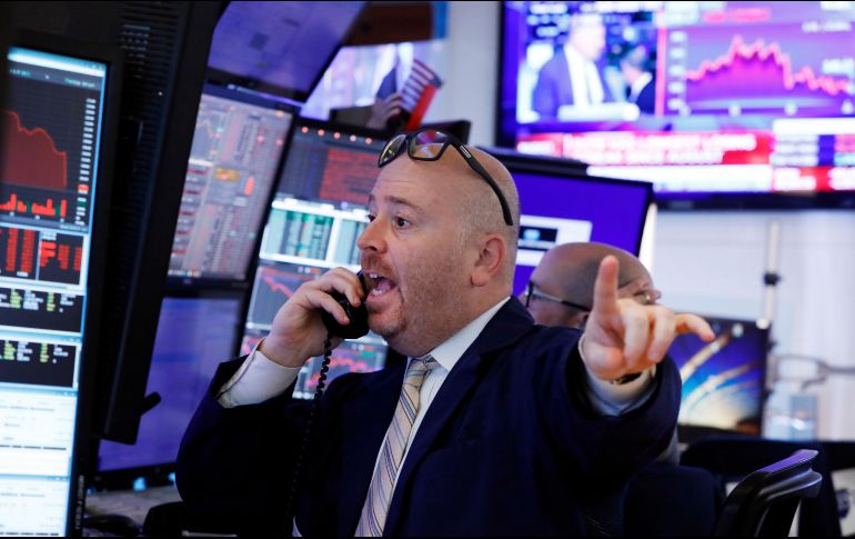 Un corredor labora hoy en la Bolsa de Nueva York, que registró una caída en su apertura. AP/R. Drew