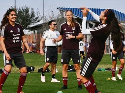 BUEN AMBIENTE. El equipo mexicano trabajó relajado ayer, en la práctica con miras a su primer partido, que será contra las jamaicanas. TWITTER/@miseleccionmx