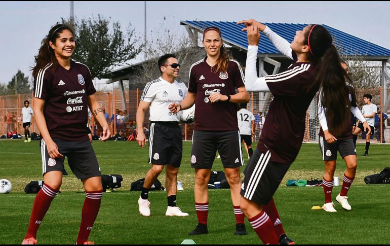 BUEN AMBIENTE. El equipo mexicano trabajó relajado ayer, en la práctica con miras a su primer partido, que será contra las jamaicanas. TWITTER/@miseleccionmx