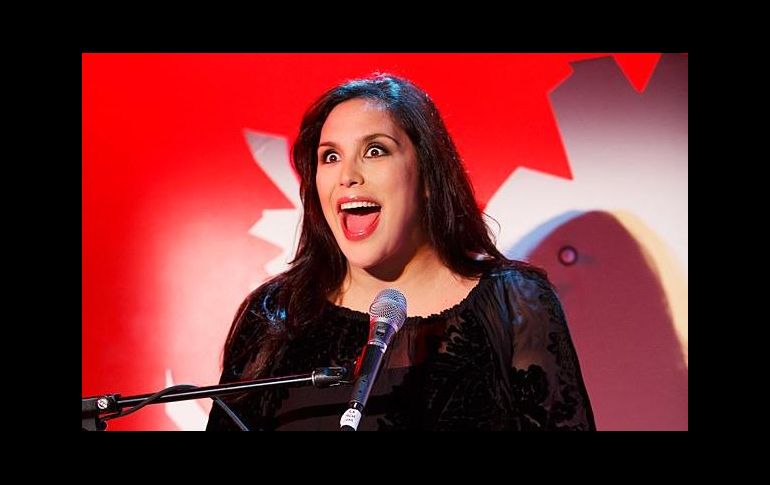 En la obra, la actriz añade su característico toque humorístico para exponer situaciones difíciles que la mujeres viven en distintas facetas sociales y personales. TWITTER/@angelicavale