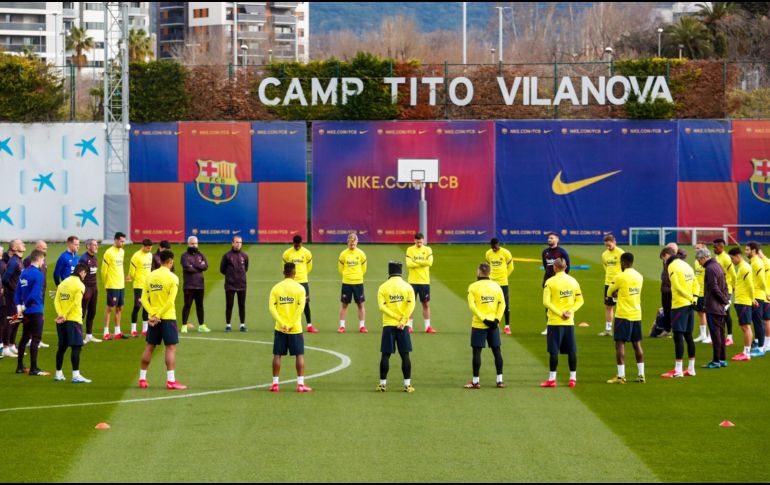 Jugadores y cuerpo técnico guardaron un minuto de silencio en el campo de entrenamiento que lleva el nombre del ex entrenador también fallecido Tito Vilanova. TWITTER/ @FCBarcelona