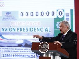 El Presidente López Obrador mostró hoy el boleto tentativo de la posible rifa del avión presidencial. EFE/J. Méndez