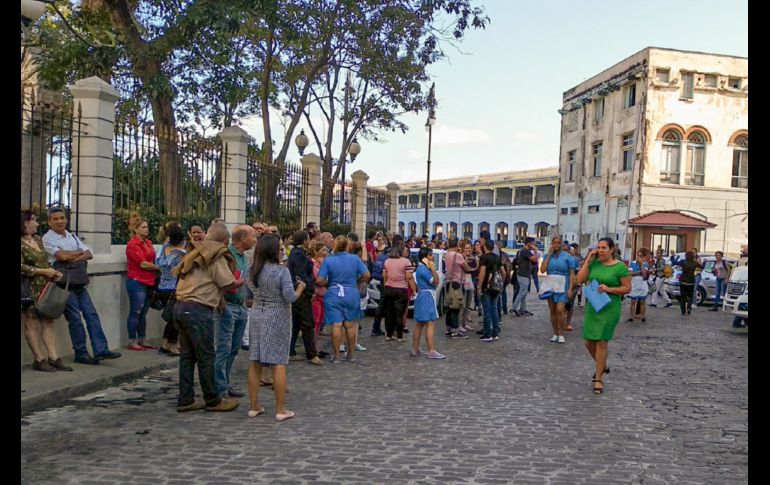 Trabajadores evacuados del edificio de la Lonja del Comercio en La Habana, Cuba, tras el sismo. AFP/A. Roque