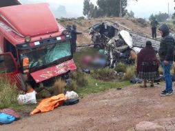 Uno de los vehículos habría invadido el carril contrario de la vía, consideran autoridades. TWITTER/@RKMNoticias