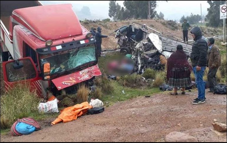 Uno de los vehículos habría invadido el carril contrario de la vía, consideran autoridades. TWITTER/@RKMNoticias