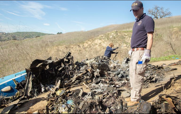 Expertos analizan la zona en donde se estrelló el helicóptero. AP/J. Anderson