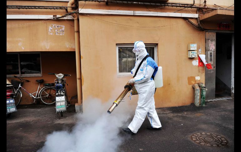 Un trabajador en un vecindario de Qingdao, en la provincia china de Shandong. AP/Chinatopix
