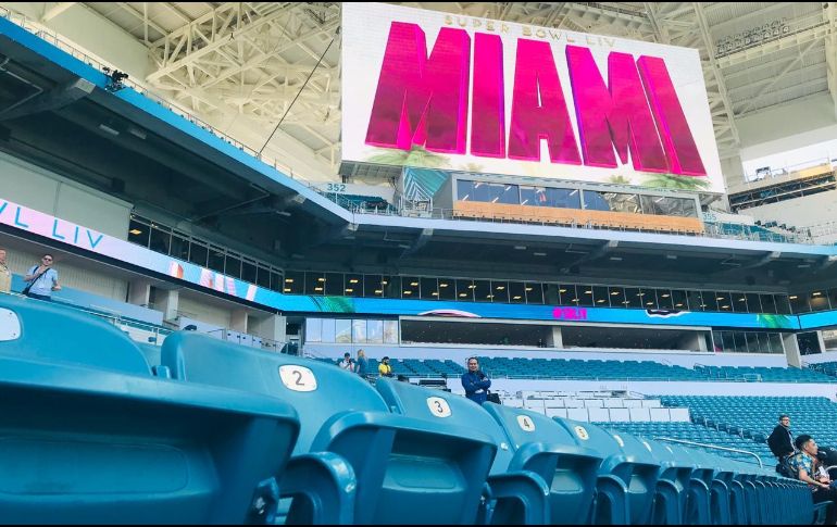Decorar el estadio con los logos, imágenes y señalética del Super Bowl es un trabajo para miles de trabajadores. EL INFORMADOR / P. Gallardo