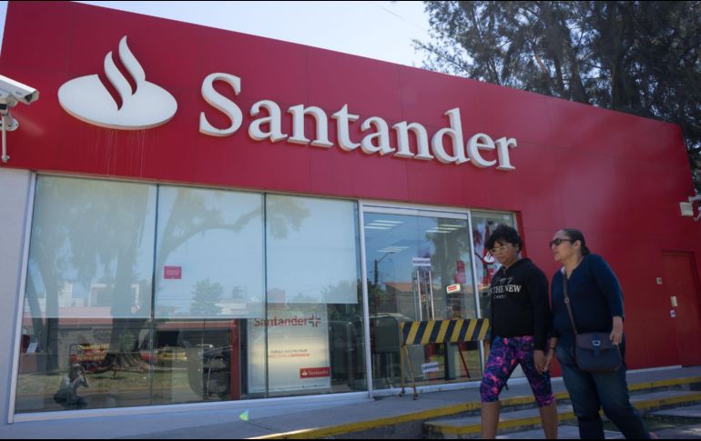 En un plazo de dos años, Santander tiene la meta de cambiar 80% de un total de 3.5 millones de tarjetas de crédito que tiene en el mercado. EL INFORMADOR/ARCHIVO