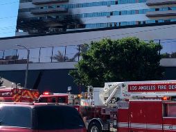 El fuego comenzó en el sexto piso de la estructura de 25 plantas, y fue controlado cerca de una hora y media después. AP/S. Dazio