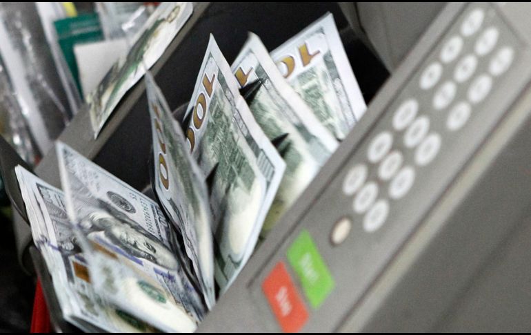 El billete verde se adquirió en un mínimo de 17.55 pesos en bancos de la Ciudad de México. EL INFORMADOR/ARCHIVO