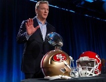 El comisionado Roger Goodell posa con el trofeo Vince Lombardi y los cascos de los 49ers de San Francisco, así como de los Jefes de Kansas. EFE/J. Mabanglo