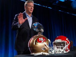 El comisionado Roger Goodell posa con el trofeo Vince Lombardi y los cascos de los 49ers de San Francisco, así como de los Jefes de Kansas. EFE/J. Mabanglo