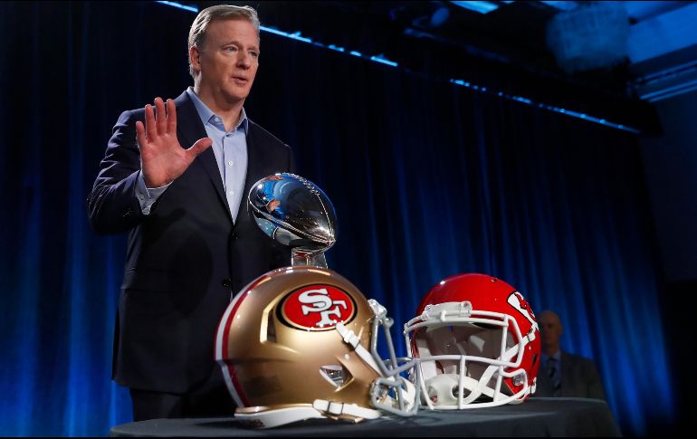 El comisionado Roger Goodell posa con el trofeo Vince Lombardi y los cascos de los 49ers de San Francisco, así como de los Jefes de Kansas. EFE/J. Mabanglo