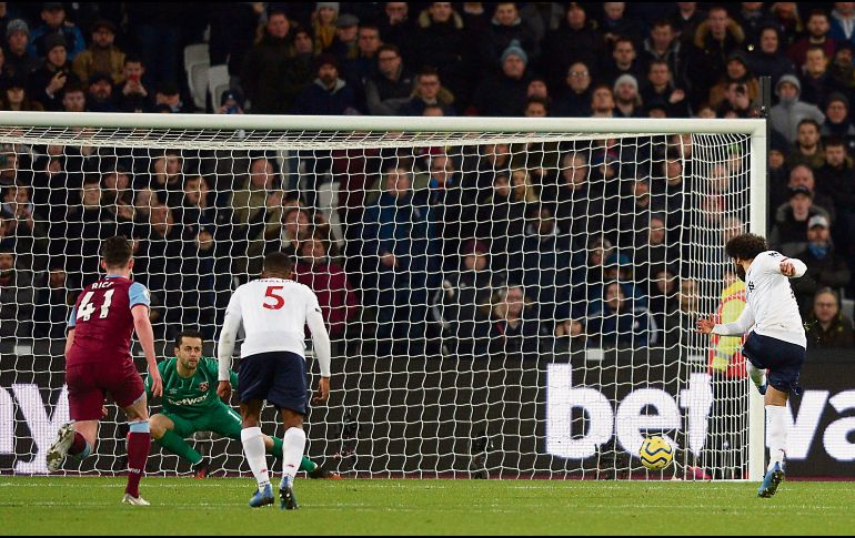 EL GOL DE SALAH. El delantero egipcio engaña al portero al cobrar el penalti. EFE