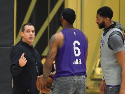 De regreso. Frank Vogel (izq.), entrenador de los Lakers, da instrucciones a LeBron James y Anthony Davis durante la práctica realizada ayer. AP / M. Terrill