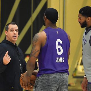 Los Lakers retoman sus actividades entre el luto