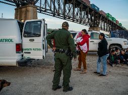 Un grupo de brasileños que cruzaron de Chihuahua a Nuevo México en abril pasado. Según el DHS, la cantidad de brasileños que llegaron a la frontera sur se triplicó en el último año. AFP/ARCHIVO