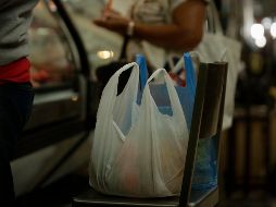 Aclaran que las bolsas de plásticos no están prohibidas en Jalisco, solamente están reguladas y tienen que utilizar un porcentaje de reciclado. EL INFORMADOR / ARCHIVO