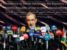 Alí Akbar Velyatí, principal asesor del líder supremo Alí Jameneí en política exterior, durante una rueda de prensa este jueves. EFE/A. Taherkenareh