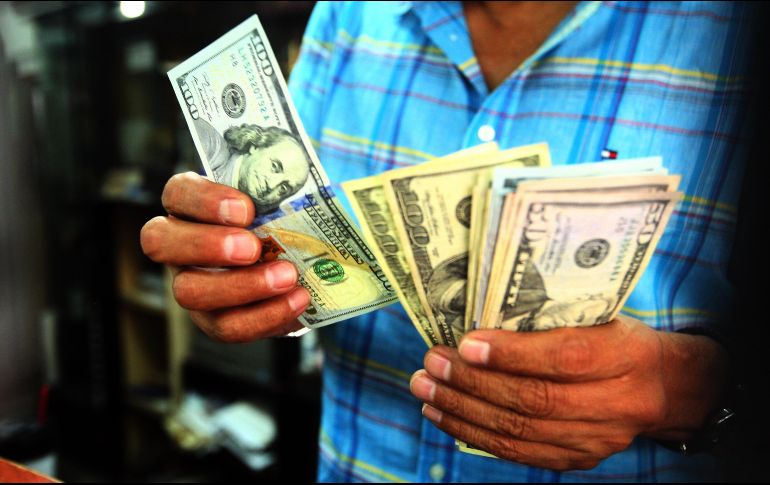 El billete verde se adquirió en un mínimo de 17.70 pesos en sucursales capitalinas. EL INFORMADOR/ARCHIVO