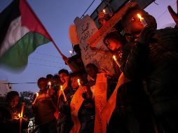 Niños palestinos sostienen velas durante una protesta contra el llamado 