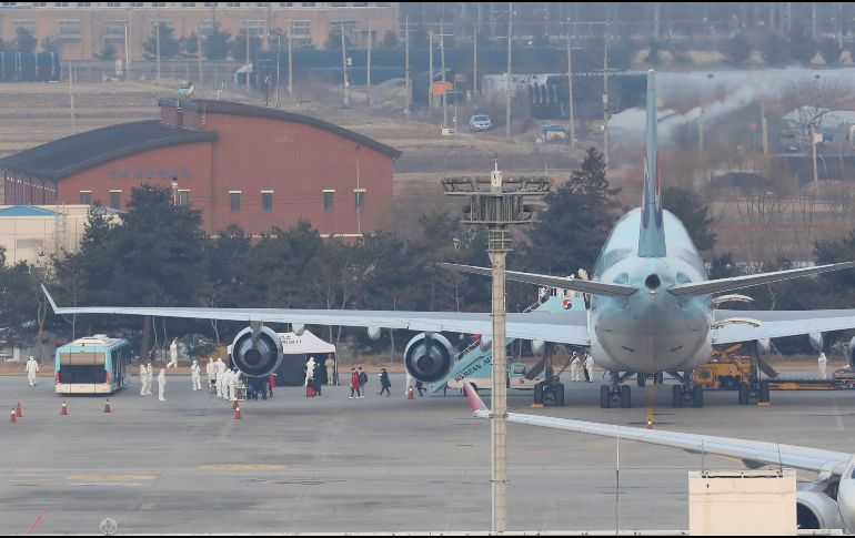 Aunque el gobierno de China ha tomado las medidas correspondientes para controlar la situación, la dependencia ha abierto el ofrecimiento de boletos a los becarios que decidan regresar. EFE / K. Chul-Soo