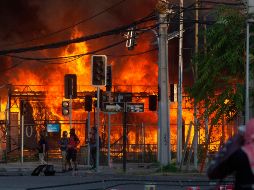 La muerte de Jorge Mora, aficionado del Colo-Colo, llevó las protestas a las cercanías del estadio Monumental, donde incendiaron una obra en construcción. AFP/C. Reyes