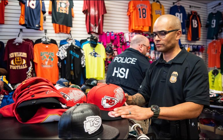 Los aficionados a la NFL pueden gastar entre 5 mil y 10 mil pesos anuales en objetos relacionados a su equipo favorito o la liga. EFE/A. Mason