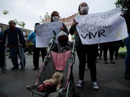 Padres de niños enfermos de cáncer y hemofilia se manifestaron ayer para pedir a la autoridad estatal que garantice los medicamentos que necesitan sus hijos. EL INFORMADOR/F. Atilano