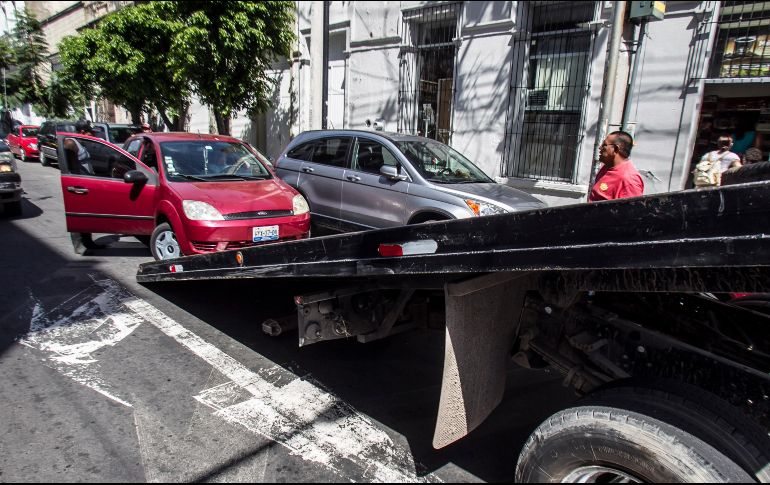 Resaltan que las grúas piratas no cuentan con autorización ni seguro, lo que representa un peligro para el automovilista. EL INFORMADOR / ARCHIVO