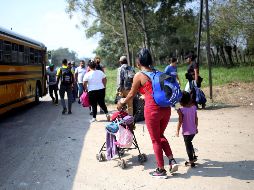 Un grupo de migrantes hondureños emprende una caravana rumbo a EU sobre un vehículo de carga desde la ciudad de Santa Rosa. EFE/G. Amador