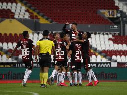 Jugadores rojinegros celebran tras el primer gol conseguido por Luciano Acosta, aunque en esta ocasión la Fiel no estuvo presente. EL INFORMADOR/A. Camacho