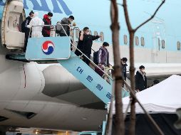 En tanto, unos 330 surcoreanos evacuados de Wuhan llegan este sábado a Seúl, a bordo de un segundo avión fletado de Corea del Sur. EFE / EPA / K. Chul-Soo