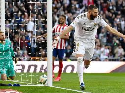 Karim Benzema celebra tras marcar el gol del triunfo este sábado en el estadio Santiago Bernabéu. AFP / P. P. Marcou